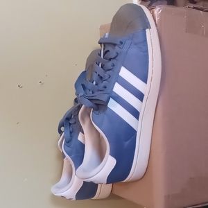 Men's Adidas 9.5 shoes